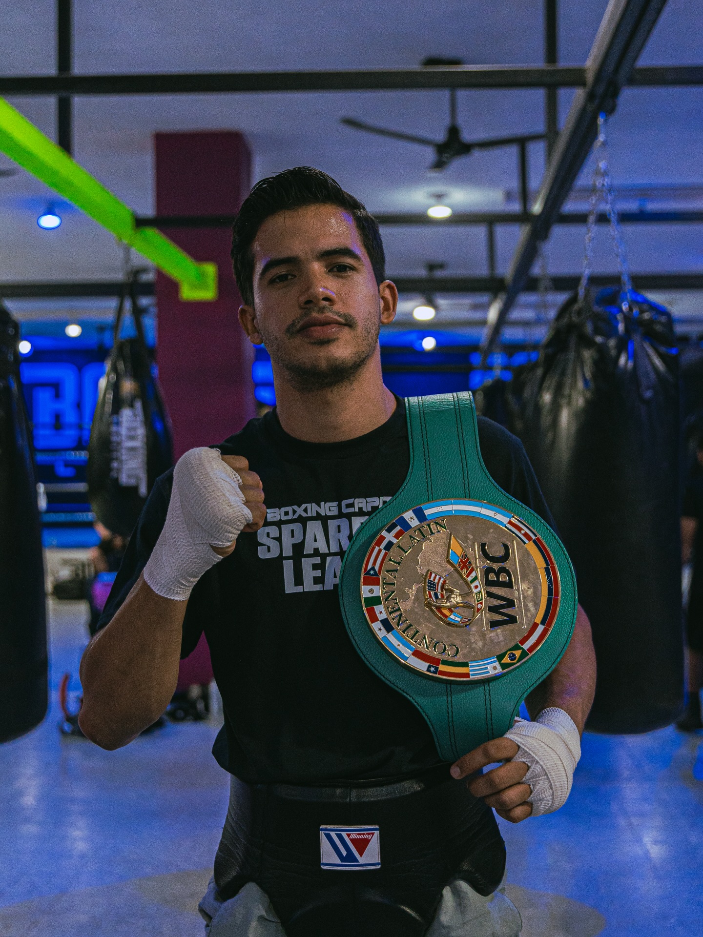 Coach Moises Rodriguez entrenando boxeo en San Pedro Garza García